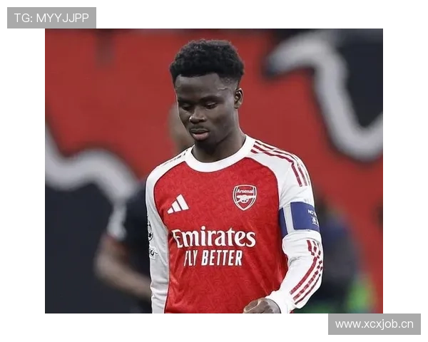 萨卡今天的外套比场上跑动还抢眼，真的是明星街拍吗？